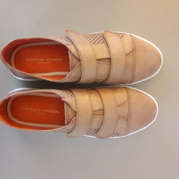 Adrienne Vittadini Dulls Perforated Sneaker Sz 9.5 - Picture 2 of 3